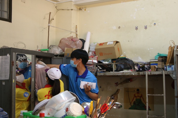 Sinh viên tình nguyện dọn dẹp khu cách ly lớn nhất TP HCM - Ảnh 2. Sinh viên tình nguyện dọn dẹp khu cách ly lớn nhất TP HCM - Ảnh 2.
