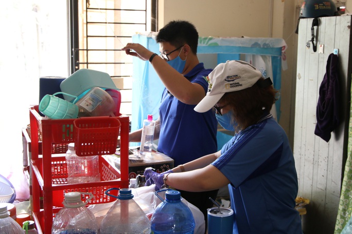 Sinh viên tình nguyện dọn dẹp khu cách ly lớn nhất TP HCM - Ảnh 3. Sinh viên tình nguyện dọn dẹp khu cách ly lớn nhất TP HCM - Ảnh 3.