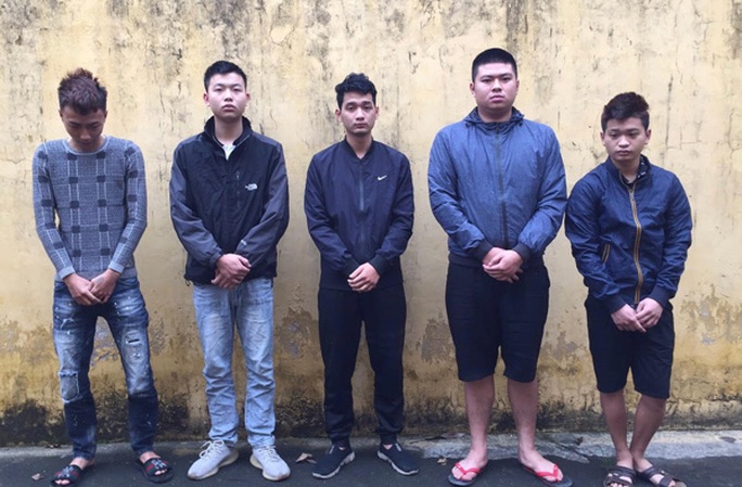 Bắt 5 kẻ hành hung gãy sống mũi bác sĩ ngay tại trung tâm y tế - Ảnh 2. Bắt 5 kẻ hành hung gãy sống mũi bác sĩ ngay tại trung tâm y tế - Ảnh 2.