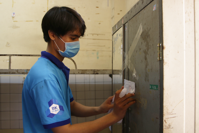 Sinh viên tình nguyện dọn dẹp khu cách ly lớn nhất TP HCM - Ảnh 5. Sinh viên tình nguyện dọn dẹp khu cách ly lớn nhất TP HCM - Ảnh 5.