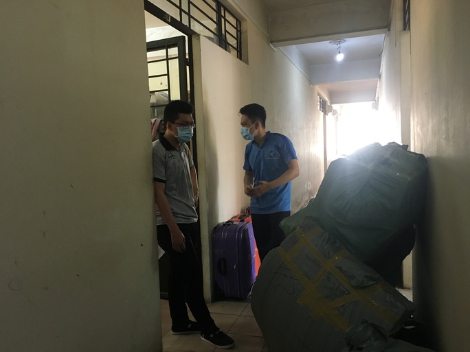 Sinh viên tình nguyện dọn dẹp khu cách ly lớn nhất TP HCM - Ảnh 7. Sinh viên tình nguyện dọn dẹp khu cách ly lớn nhất TP HCM - Ảnh 7.