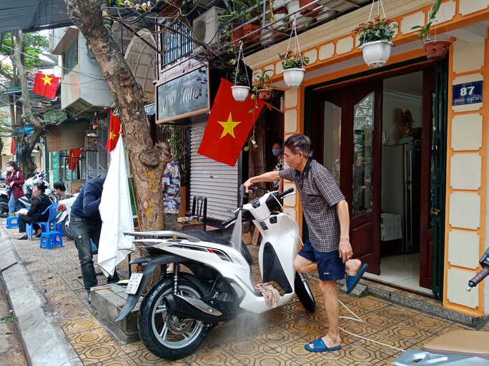 Clip: Cuộc sống người dân phố Trúc Bạch sau khi được thu hẹp vùng cách ly - Ảnh 13. Clip: Cuộc sống người dân phố Trúc Bạch sau khi được thu hẹp vùng cách ly - Ảnh 13.