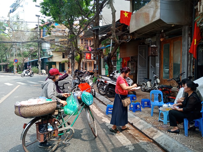 Clip: Cuộc sống người dân phố Trúc Bạch sau khi được thu hẹp vùng cách ly - Ảnh 12. Clip: Cuộc sống người dân phố Trúc Bạch sau khi được thu hẹp vùng cách ly - Ảnh 12.