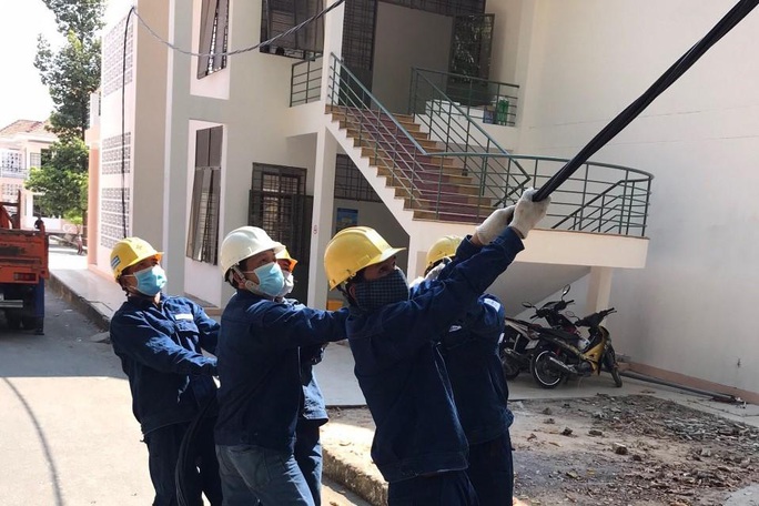 Khẩn trương cấp điện cho khu cách ly Bệnh viện dã chiến Củ Chi - Ảnh 1. Khẩn trương cấp điện cho khu cách ly Bệnh viện dã chiến Củ Chi - Ảnh 1.