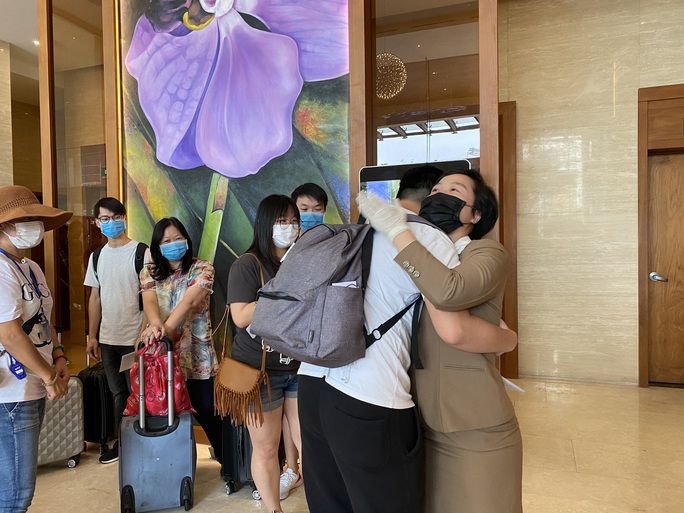 Du khách nước ngoài rời khu cách ly ở Đà Nẵng nói gì? - Ảnh 2. Du khách nước ngoài rời khu cách ly ở Đà Nẵng nói gì? - Ảnh 2.