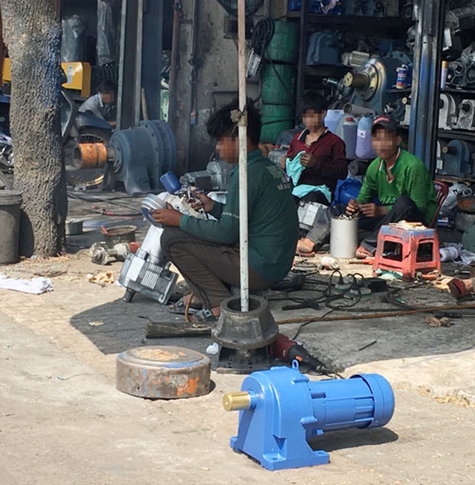 Chợ đồ cũ độc hại trên Quốc lộ 1 - Ảnh 1. Chợ đồ cũ độc hại trên Quốc lộ 1 - Ảnh 1.