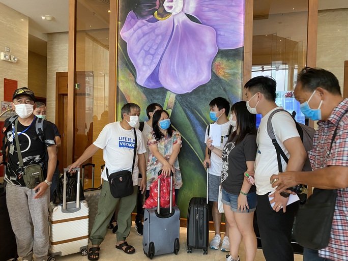Du khách nước ngoài rời khu cách ly ở Đà Nẵng nói gì? - Ảnh 4. Du khách nước ngoài rời khu cách ly ở Đà Nẵng nói gì? - Ảnh 4.