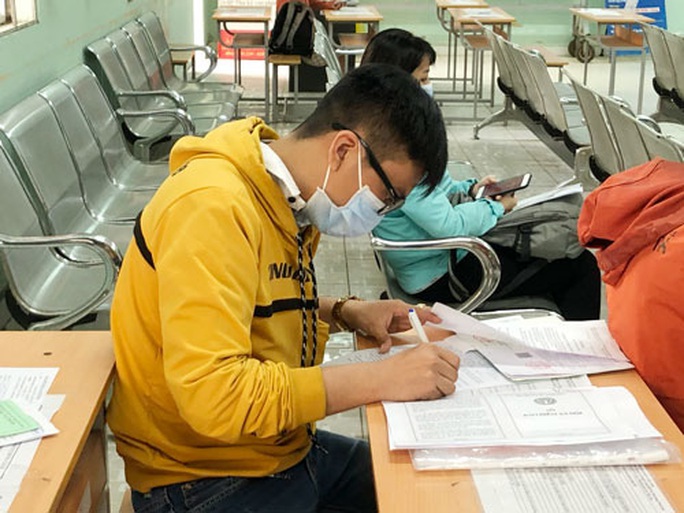 Đổ xô đăng ký... thất nghiệp - Ảnh 1. Đổ xô đăng ký... thất nghiệp - Ảnh 1.