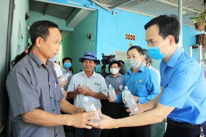 Đà Nẵng: Phun thuốc khử trùng hơn 3.500 phòng trọ công nhân - Ảnh 1. Đà Nẵng: Phun thuốc khử trùng hơn 3.500 phòng trọ công nhân - Ảnh 1.