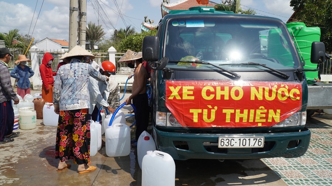 Nông dân miền Tây xếp hàng dài chờ nước ngọt trong cảnh hạn mặn - Ảnh 9. Nông dân miền Tây xếp hàng dài chờ nước ngọt trong cảnh hạn mặn - Ảnh 9.