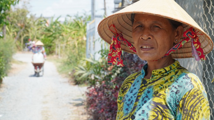 Nông dân miền Tây xếp hàng dài chờ nước ngọt trong cảnh hạn mặn - Ảnh 6. Nông dân miền Tây xếp hàng dài chờ nước ngọt trong cảnh hạn mặn - Ảnh 6.