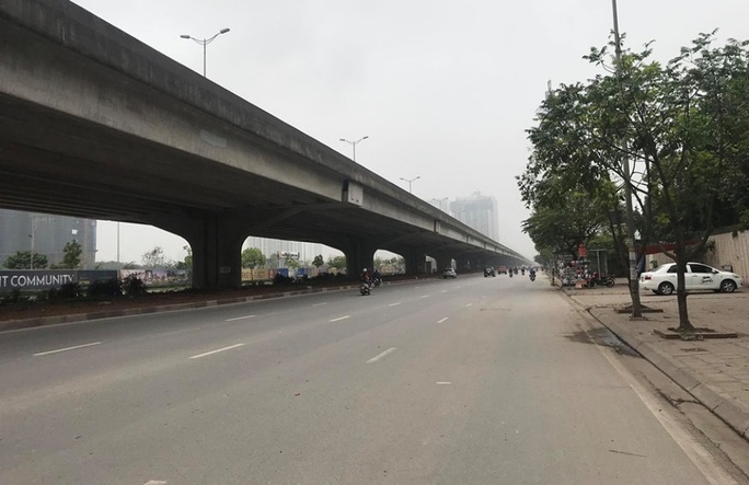 Người dân hạn chế ra đường trong dịch Covid-19, đường phố Hà Nội vắng như Tết - Ảnh 17. Người dân hạn chế ra đường trong dịch Covid-19, đường phố Hà Nội vắng như Tết - Ảnh 17.