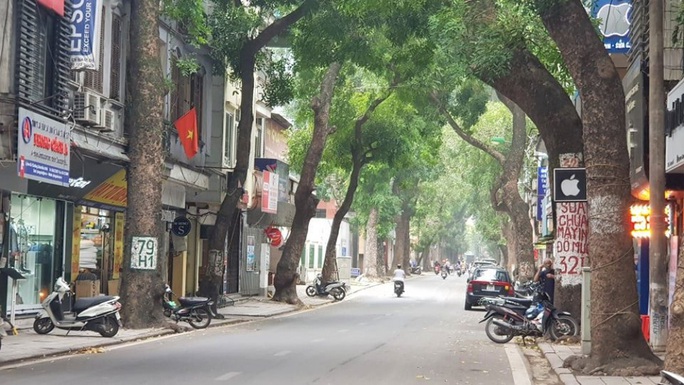 Người dân hạn chế ra đường trong dịch Covid-19, đường phố Hà Nội vắng như Tết - Ảnh 7.