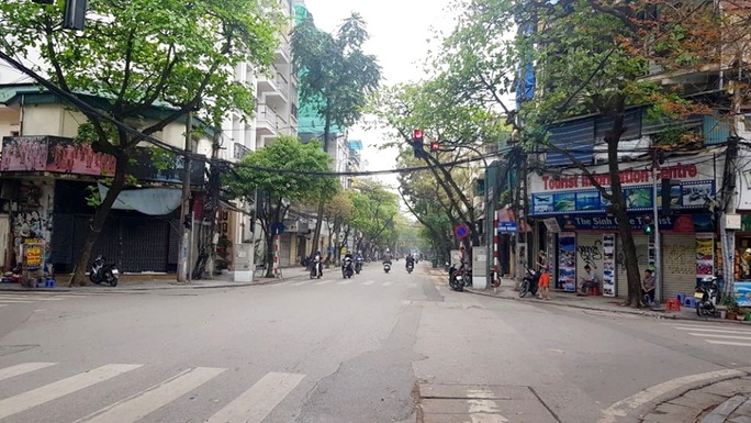 Người dân hạn chế ra đường trong dịch Covid-19, đường phố Hà Nội vắng như Tết - Ảnh 13.