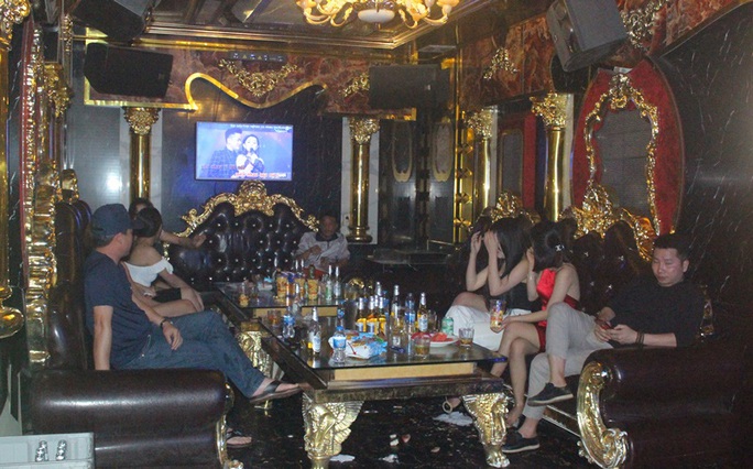 Bất chấp Covid-19, dân chơi đất cảng vẫn đến quán karaoke, gọi chân dài phục vụ - Ảnh 1. Bất chấp Covid-19, dân chơi đất cảng vẫn đến quán karaoke, gọi chân dài phục vụ - Ảnh 1.