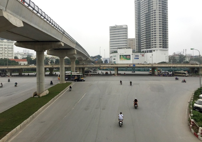 Người dân hạn chế ra đường trong dịch Covid-19, đường phố Hà Nội vắng như Tết - Ảnh 15. Người dân hạn chế ra đường trong dịch Covid-19, đường phố Hà Nội vắng như Tết - Ảnh 15.