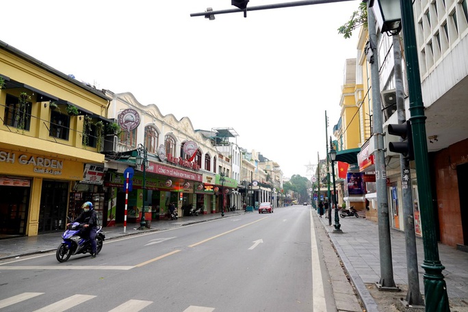 Người dân hạn chế ra đường trong dịch Covid-19, đường phố Hà Nội vắng như Tết - Ảnh 8.