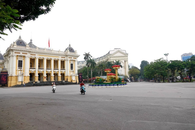 Eerily quiet scene in front of Hanoi Opera House
Picture 