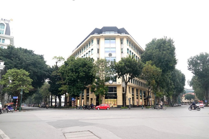 Người dân hạn chế ra đường trong dịch Covid-19, đường phố Hà Nội vắng như Tết - Ảnh 2. Người dân hạn chế ra đường trong dịch Covid-19, đường phố Hà Nội vắng như Tết - Ảnh 2.