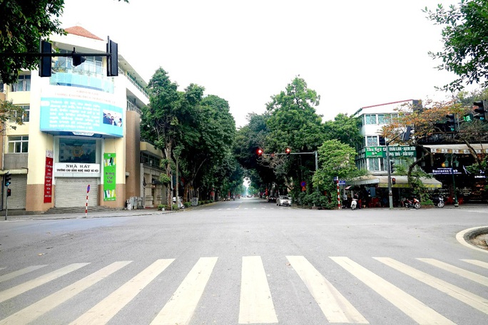 Người dân hạn chế ra đường trong dịch Covid-19, đường phố Hà Nội vắng như Tết - Ảnh 6.