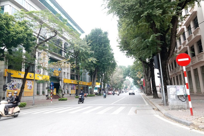 Người dân hạn chế ra đường trong dịch Covid-19, đường phố Hà Nội vắng như Tết - Ảnh 5.