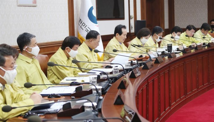 Covid-19: Tổng thống, bộ trưởng Hàn Quốc gửi trả 30% lương để chống dịch - Ảnh 1. Covid-19: Tổng thống, bộ trưởng Hàn Quốc gửi trả 30% lương để chống dịch - Ảnh 1.