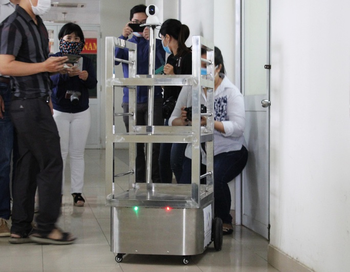 Ngắm robot phục vụ bệnh nhân cách ly bằng điều khiển từ xa - Ảnh 2. Ngắm robot phục vụ bệnh nhân cách ly bằng điều khiển từ xa - Ảnh 2.