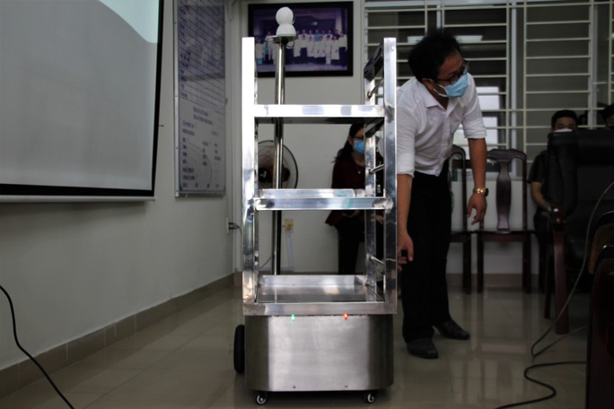 Ngắm robot phục vụ bệnh nhân cách ly bằng điều khiển từ xa - Ảnh 3. Ngắm robot phục vụ bệnh nhân cách ly bằng điều khiển từ xa - Ảnh 3.