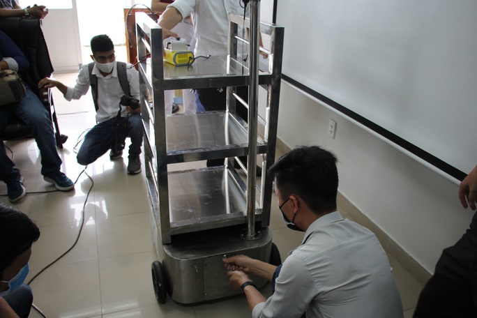 Ngắm robot phục vụ bệnh nhân cách ly bằng điều khiển từ xa - Ảnh 6. Ngắm robot phục vụ bệnh nhân cách ly bằng điều khiển từ xa - Ảnh 6.