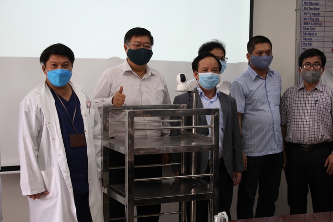 Ngắm robot phục vụ bệnh nhân cách ly bằng điều khiển từ xa - Ảnh 8. Ngắm robot phục vụ bệnh nhân cách ly bằng điều khiển từ xa - Ảnh 8.