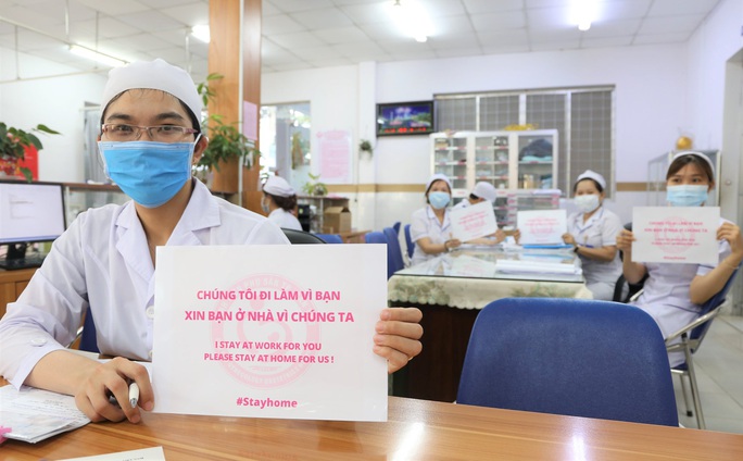 Chùm ảnh: Y bác sĩ cả nước kêu gọi cộng đồng vượt qua dịch Covid-19 - Ảnh 6. Chùm ảnh: Y bác sĩ cả nước kêu gọi cộng đồng vượt qua dịch Covid-19 - Ảnh 6.