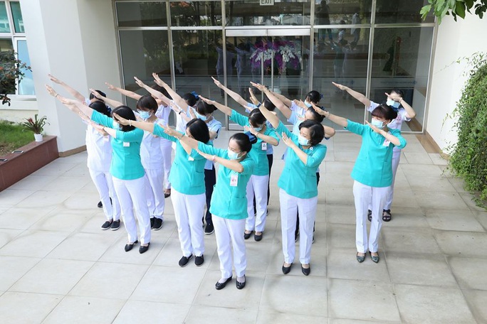 Chùm ảnh: Y bác sĩ cả nước kêu gọi cộng đồng vượt qua dịch Covid-19 - Ảnh 8. Chùm ảnh: Y bác sĩ cả nước kêu gọi cộng đồng vượt qua dịch Covid-19 - Ảnh 8.