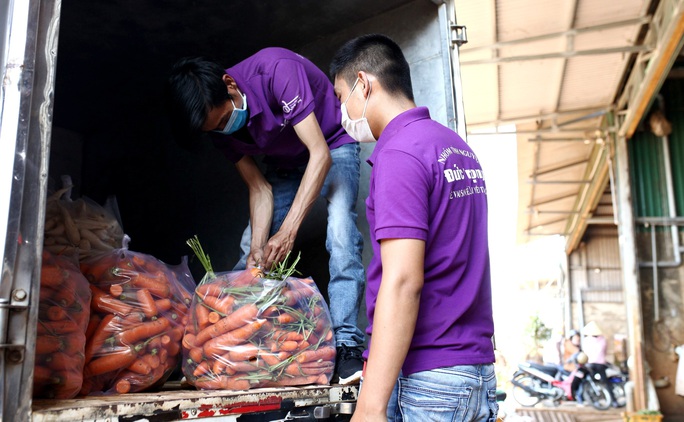Nghĩa tình người Đà Lạt tặng gần 4 tấn rau củ cho vùng dịch Covid-2019 ở Ninh Thuận - Ảnh 2. Nghĩa tình người Đà Lạt tặng gần 4 tấn rau củ cho vùng dịch Covid-2019 ở Ninh Thuận - Ảnh 2.