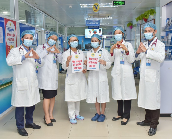 Chùm ảnh: Y bác sĩ cả nước kêu gọi cộng đồng vượt qua dịch Covid-19 - Ảnh 10. Chùm ảnh: Y bác sĩ cả nước kêu gọi cộng đồng vượt qua dịch Covid-19 - Ảnh 10.