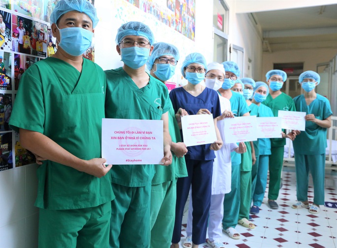 Chùm ảnh: Y bác sĩ cả nước kêu gọi cộng đồng vượt qua dịch Covid-19 - Ảnh 11. Chùm ảnh: Y bác sĩ cả nước kêu gọi cộng đồng vượt qua dịch Covid-19 - Ảnh 11.