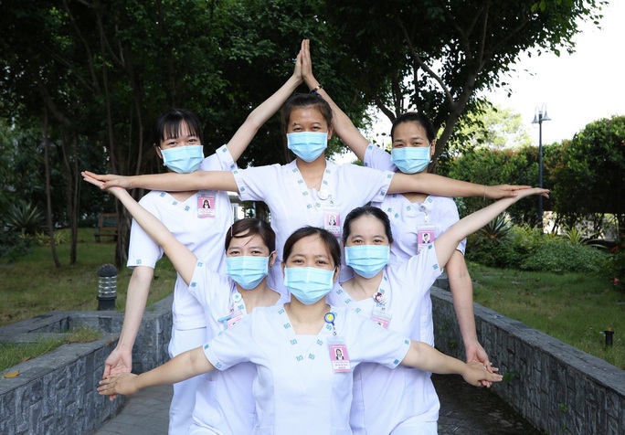 Chùm ảnh: Y bác sĩ cả nước kêu gọi cộng đồng vượt qua dịch Covid-19 - Ảnh 7. Chùm ảnh: Y bác sĩ cả nước kêu gọi cộng đồng vượt qua dịch Covid-19 - Ảnh 7.