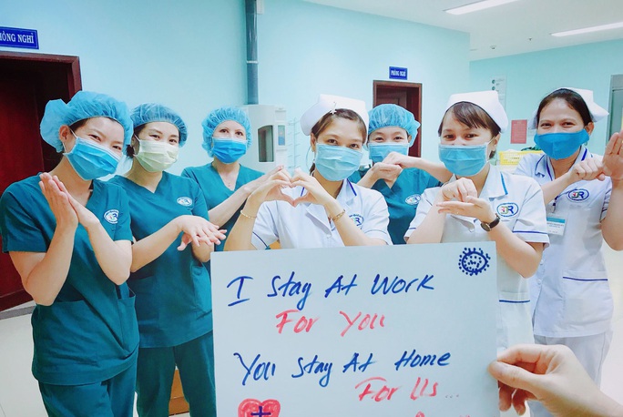 Chùm ảnh: Y bác sĩ cả nước kêu gọi cộng đồng vượt qua dịch Covid-19 - Ảnh 13. Chùm ảnh: Y bác sĩ cả nước kêu gọi cộng đồng vượt qua dịch Covid-19 - Ảnh 13.
