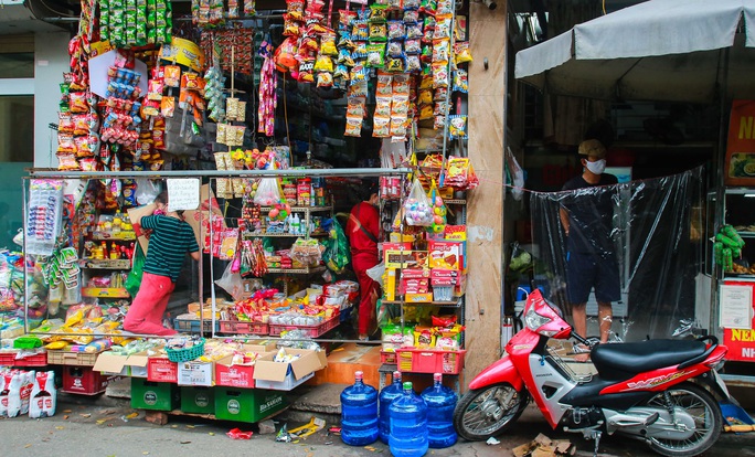 Đủ chiêu phòng ngừa lây nhiễm của người dân nơi có ca bệnh Covid-19 - Ảnh 8. Đủ chiêu phòng ngừa lây nhiễm của người dân nơi có ca bệnh Covid-19 - Ảnh 8.