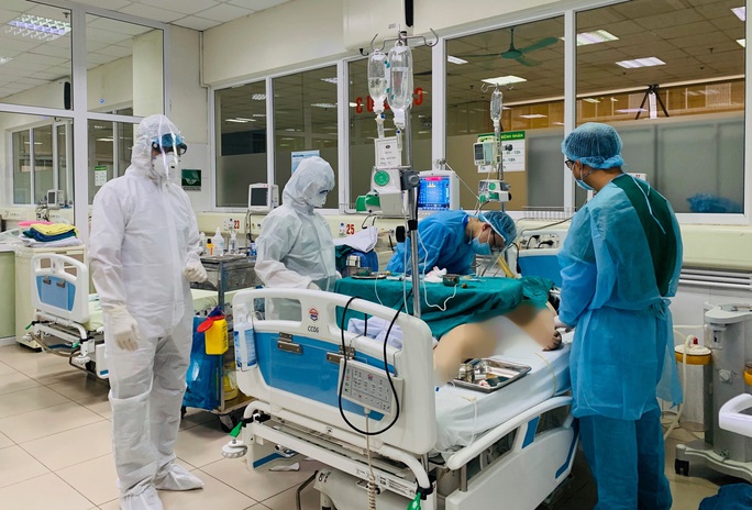 Thêm 2 bệnh nhân Covid-19 rất nặng phải can thiệp hỗ trợ tim phổi nhân tạo - Ảnh 1. Thêm 2 bệnh nhân Covid-19 rất nặng phải can thiệp hỗ trợ tim phổi nhân tạo - Ảnh 1.
