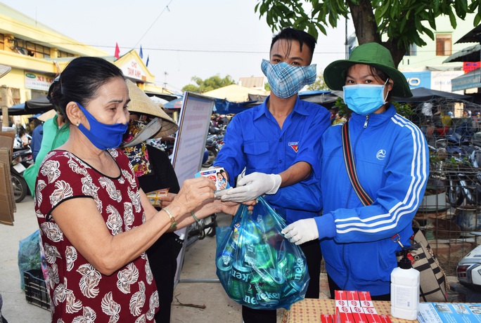 Người Quảng Nam đổi rác thải lấy đồ chống dịch Covid-19 - Ảnh 1. Người Quảng Nam đổi rác thải lấy đồ chống dịch Covid-19 - Ảnh 1.