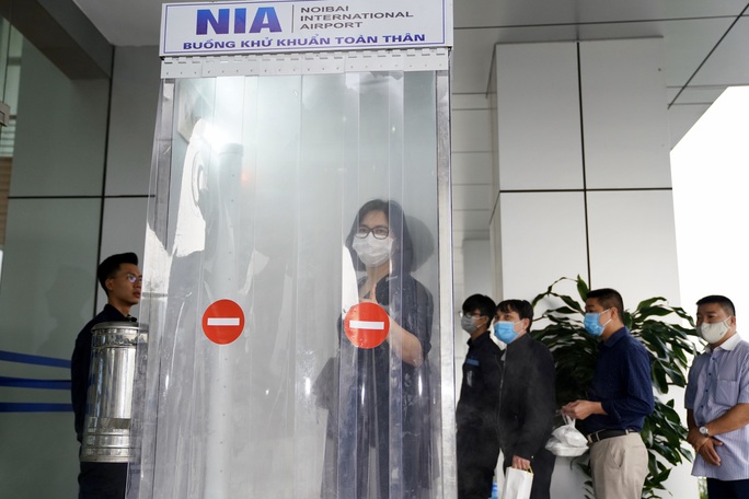Nội Bài thần tốc sản xuất thành công buồng khử khuẩn toàn thân - Ảnh 1. Nội Bài thần tốc sản xuất thành công buồng khử khuẩn toàn thân - Ảnh 1.