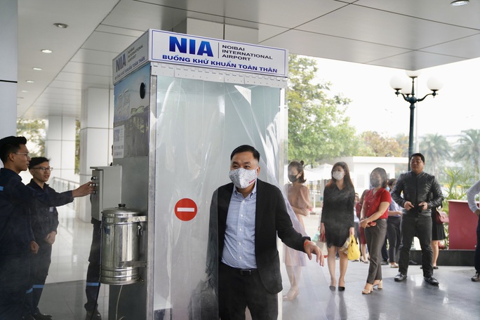 Nội Bài thần tốc sản xuất thành công buồng khử khuẩn toàn thân - Ảnh 6. Nội Bài thần tốc sản xuất thành công buồng khử khuẩn toàn thân - Ảnh 6.