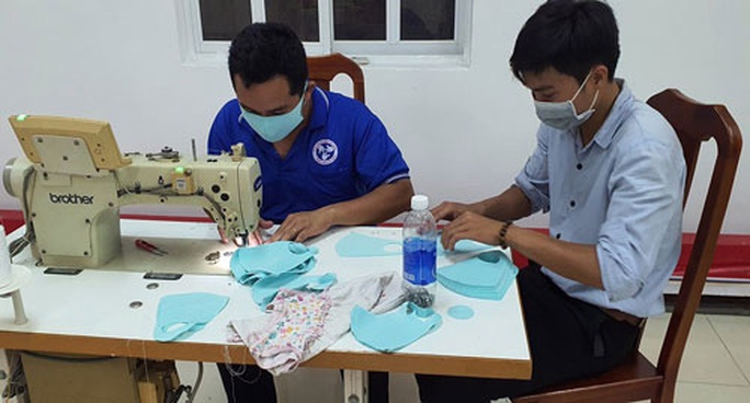 Tặng 10.000 khẩu trang vải cho người lao động - Ảnh 1. Tặng 10.000 khẩu trang vải cho người lao động - Ảnh 1.