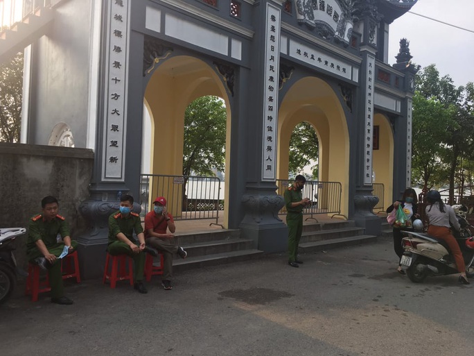 Người dân Hà Nội vẫn chen chân đi lễ Phủ Tây Hồ trong dịch Covid-19 - Ảnh 7. Người dân Hà Nội vẫn chen chân đi lễ Phủ Tây Hồ trong dịch Covid-19 - Ảnh 7.