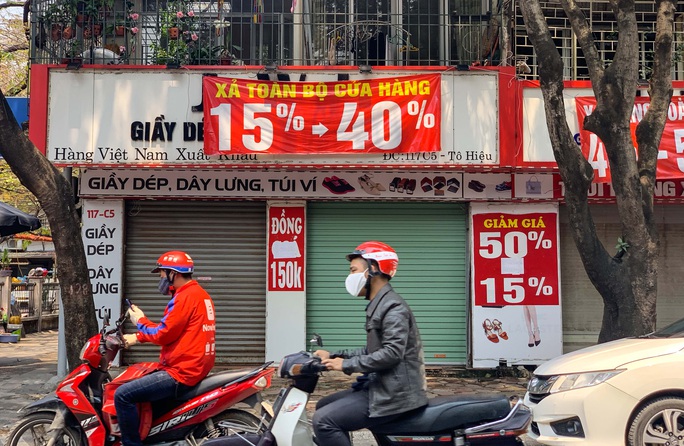 CLIP: Hàng loạt cửa hàng cửa đóng then cài để chống dịch Covid-19 - Ảnh 2. CLIP: Hàng loạt cửa hàng cửa đóng then cài để chống dịch Covid-19 - Ảnh 2.