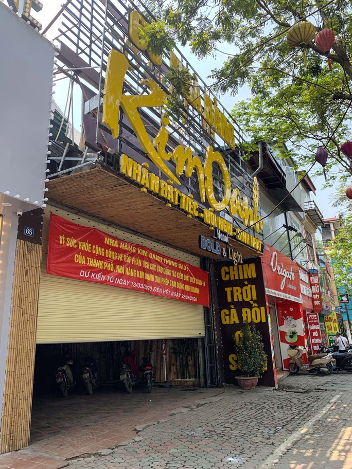 CLIP: Hàng loạt cửa hàng cửa đóng then cài để chống dịch Covid-19 - Ảnh 9. CLIP: Hàng loạt cửa hàng cửa đóng then cài để chống dịch Covid-19 - Ảnh 9.
