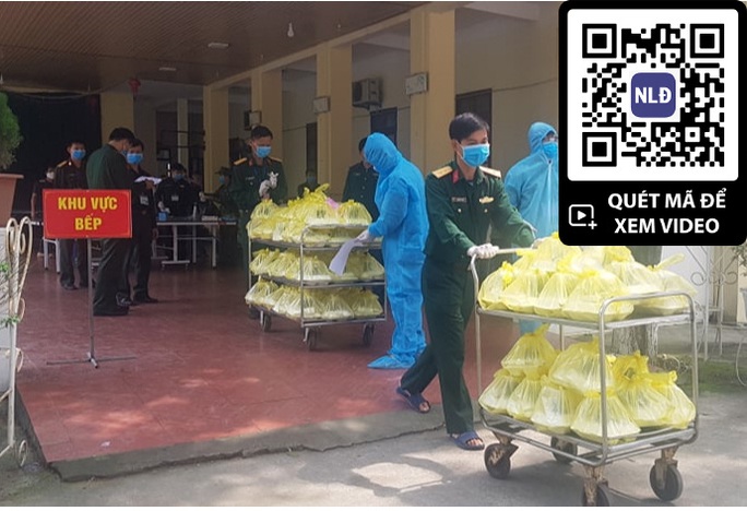 TÌNH NGƯỜI NƠI CÁCH LY CHỐNG DỊCH: Trắng đêm đưa người đi cách ly - Ảnh 1. TÌNH NGƯỜI NƠI CÁCH LY CHỐNG DỊCH: Trắng đêm đưa người đi cách ly - Ảnh 1.