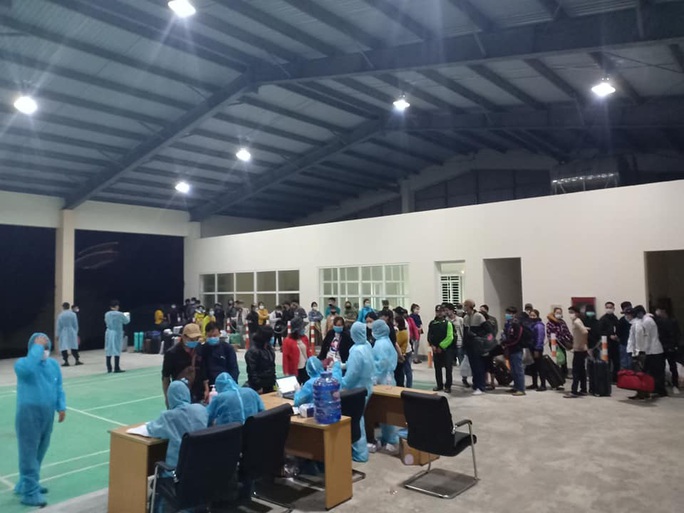 Lấy mẫu bệnh phẩm của những người tiếp xúc gần với nữ bệnh nhân 122 - Ảnh 2. Lấy mẫu bệnh phẩm của những người tiếp xúc gần với nữ bệnh nhân 122 - Ảnh 2.