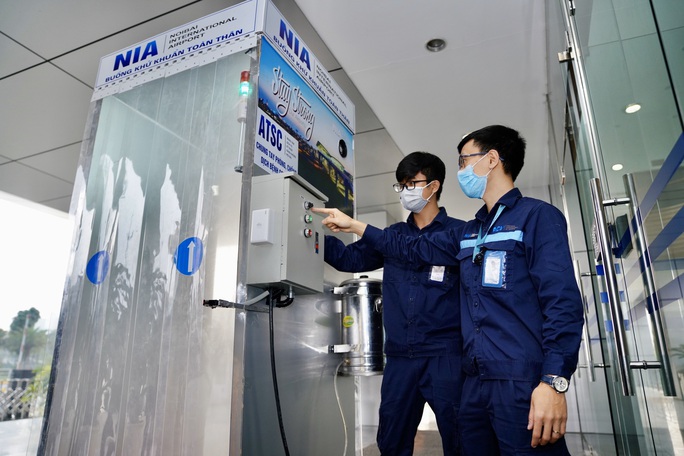 Nội Bài thần tốc sản xuất thành công buồng khử khuẩn toàn thân - Ảnh 4. Nội Bài thần tốc sản xuất thành công buồng khử khuẩn toàn thân - Ảnh 4.