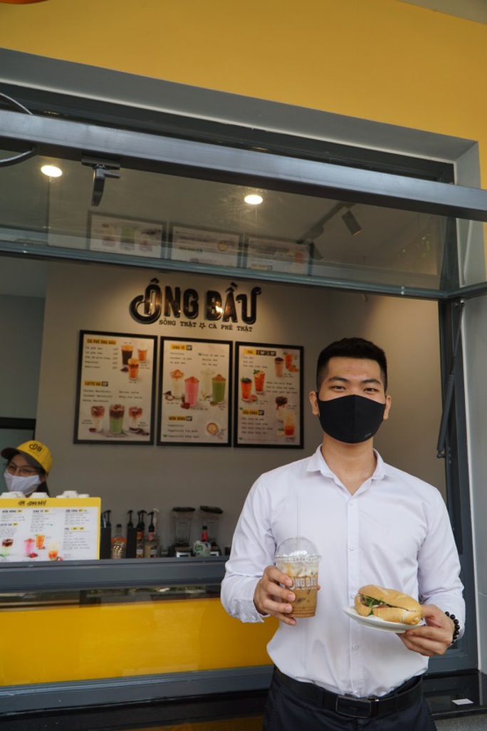 Bánh mì và cà phê - sự kết hợp hoàn hảo tạo nên phong vị riêng của Sài Gòn - Ảnh 1. Bánh mì và cà phê - sự kết hợp hoàn hảo tạo nên phong vị riêng của Sài Gòn - Ảnh 1.